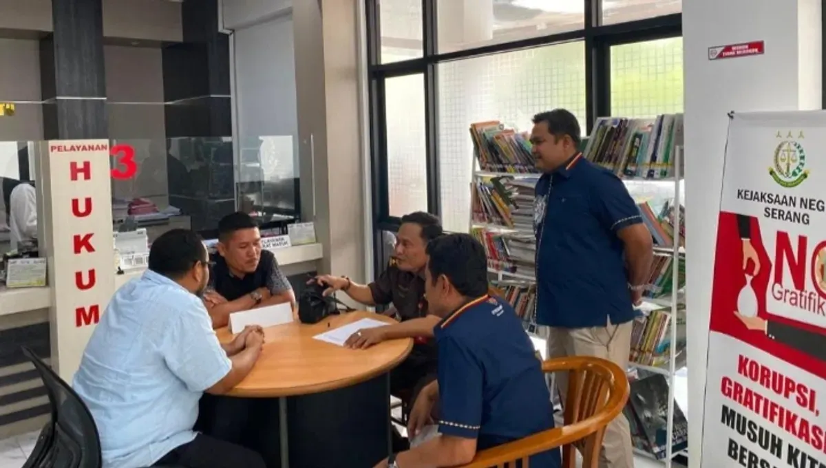 Penyidik Polda Banten menyerahkan tersangka dan barang bukti setelah dinyatakan lengkap oleh JPU di kantor Kejari Serang. (Sumber: Dok. Polda Banten)
