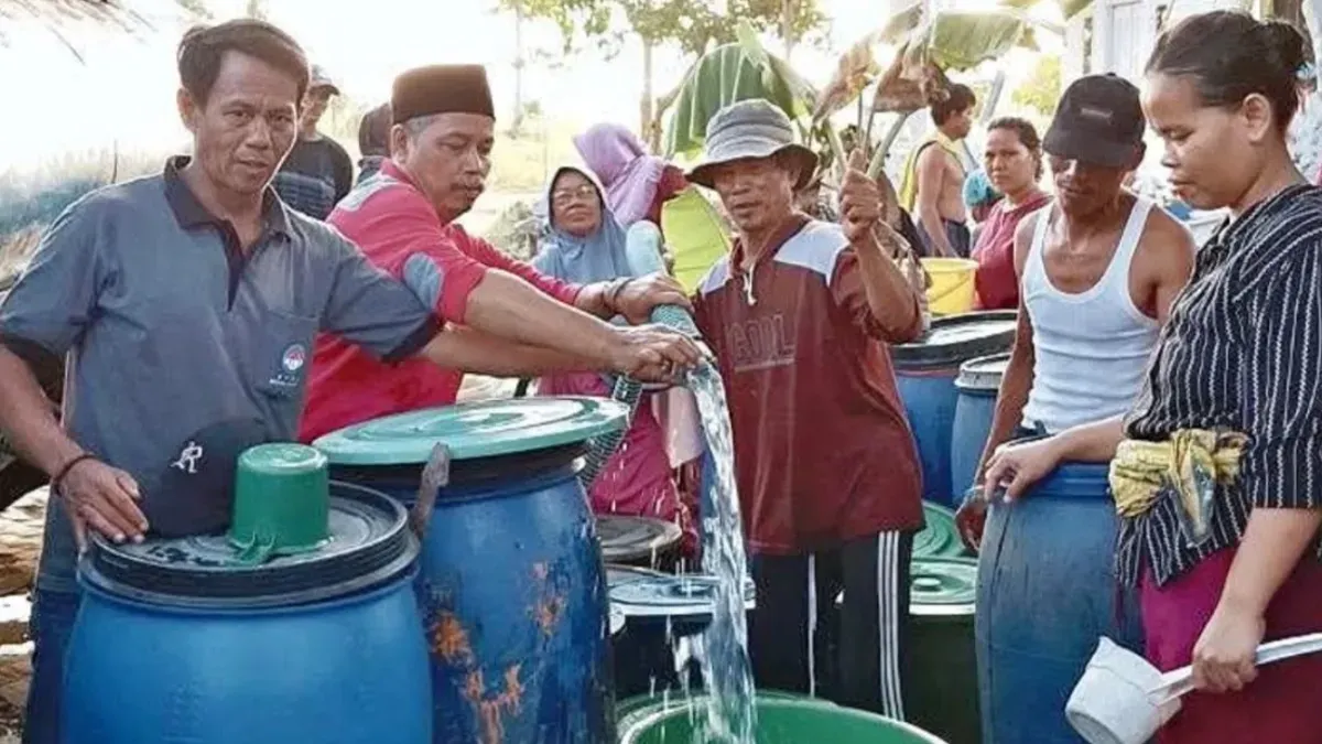 Ratusan warga terdampak kekeringan di Kecamatan Patia, Pandeglang, saat menerima bantuan air bersih. (Sumber: Istimewa)
