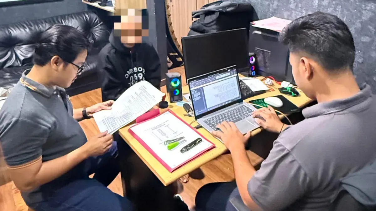 Tersangka YDS didampingi penasehat hukum saat dimintai keterangan di ruang Satresnarkoba Polres Serang. (Sumber: Satresnarkoba Polres Serang)
