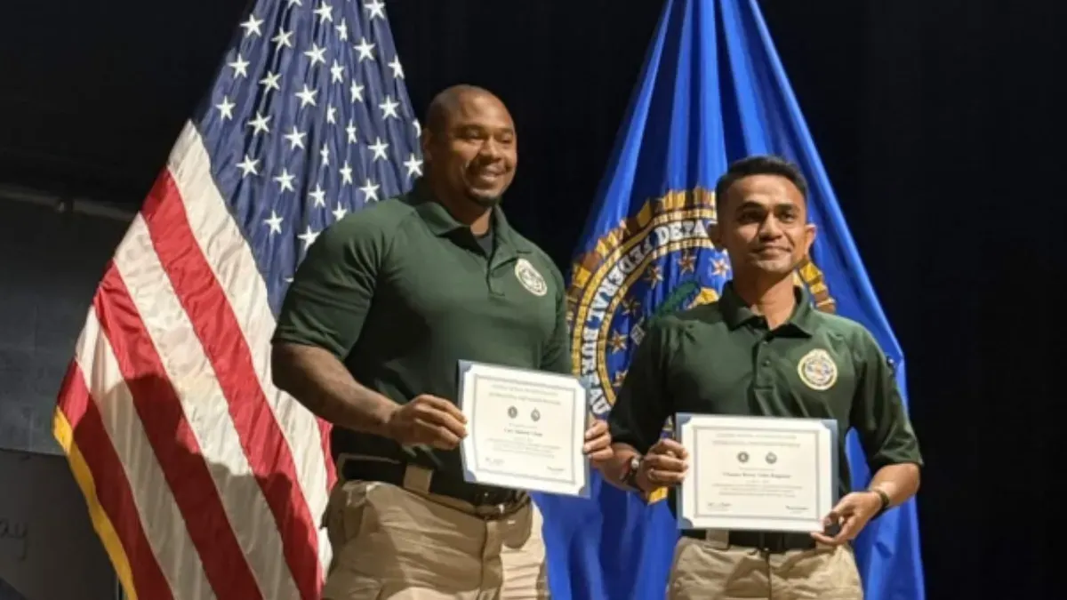 Potret Kompol Charles Bagaisar (kanan) yang berhasil lulus FBI National Academy Session 298 di Amerika Serikat. (Sumber: Istimewa)