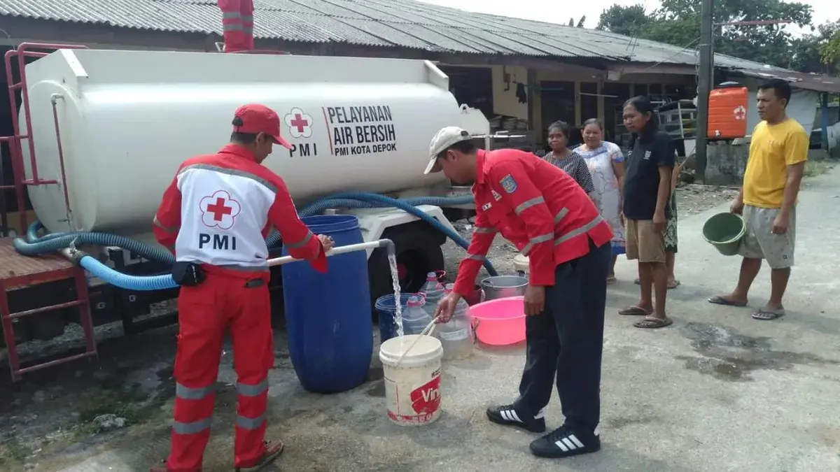 Petugas PMI Kota Depok mendistribusikan bantuan air bersih ke warga kekeringan di wilayah Kelurahan Kemirimuka, Kecamatan Beji. (Sumber: Dok. Istimewa)