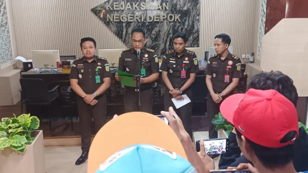 Kejari Depok tetapkan dua tersangka dalam kasus tindak pidana korupsi pengadaan pemancar siaran luar negeri di Kantor Pusat Lembaga Penyiaran Publik (LPP) Radio Republik Indonesia (RRI) Cimanggis, Kota Depok. (Sumber: Humas Kejari Depok)