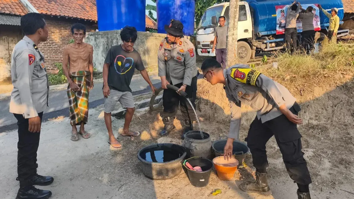 Penyaluran air bersih oleh Polda Banten di dua lokasi di Kota Cilegon. (Sumber: Humas Polda Banten)