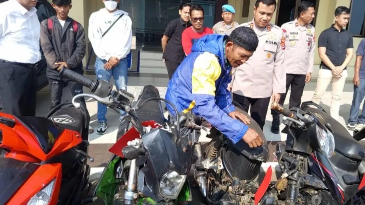 Kapolres Pandeglang saat menyerahkan sejumlah sepeda motor kepada pemilik sah dari hasil pengungkapan kasus curanmor. (Sumber: Poskota/Samsul Fatoni)