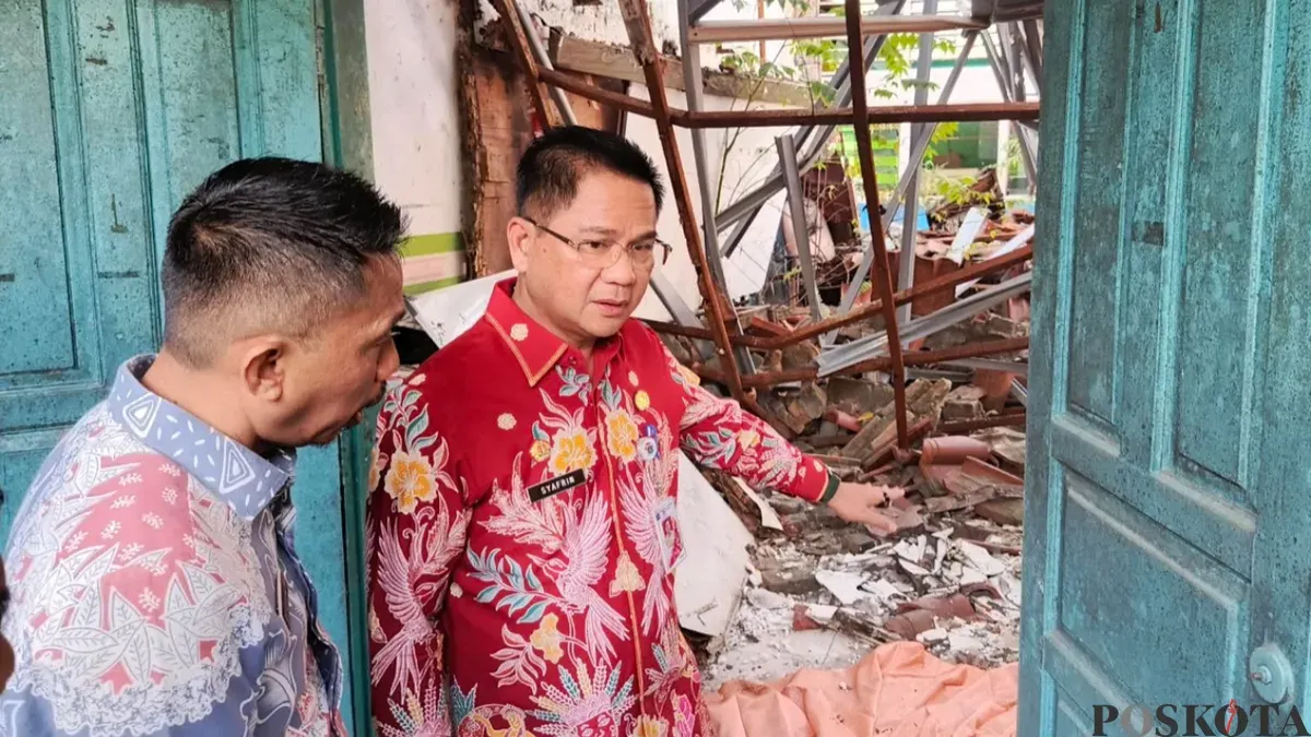 Wali Kota Jakarta Selatan Syafrin Liputo saat meninjau langsung kondisi bangunan SDN Kebayoran Lama 09 Pagi yang roboh dan terbengkalai, Kamis, 23 Juli 2026. (Sumber: Poskota/Ali Mansur)