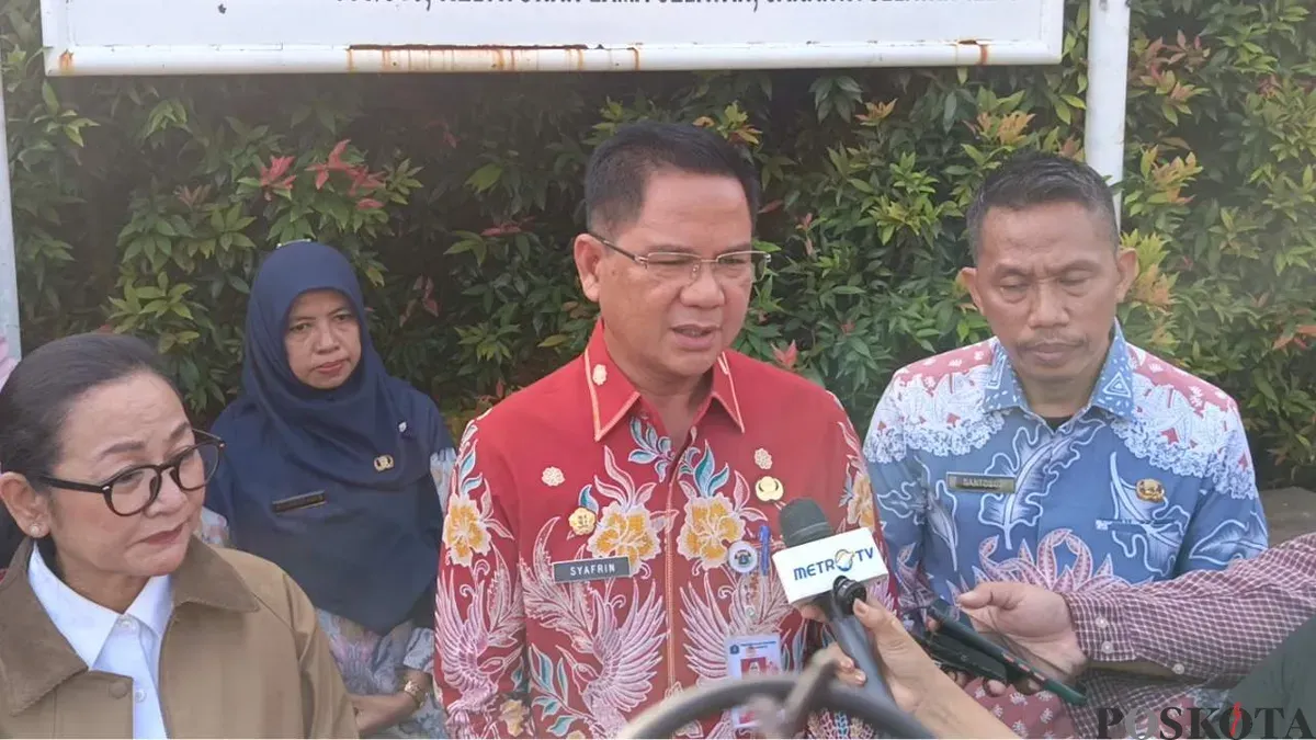 Wali Kota Jaksel, Syafrin Liputo (tengah) meninjau kondisi bangunan SDN Kebayoran Lama 09 Pagi yang roboh, Kamis, 23 Juli 2026. (Sumber: Poskota/Ali Mansur)