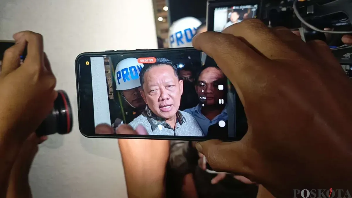 Mantan Jampidsus Kejagung, Febrie Adriansyah sebelum menaiki mobil tahanan di gedung Kejagung, Jakarta Selatan, Jumat, 24 Juli 2026. (Sumber: Poskota/Ali Mansur)