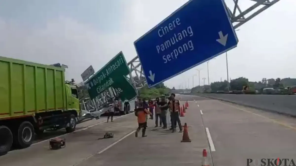 Sebuah dump truk menabrak rambu penunjuk arah di Jalan Tol Cijago KM 39+400 arah Limo, Jumat, 24 Juli 2026. (Sumber: Poskota/Ali Mansur)