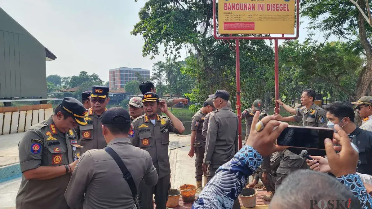 Petugas menyegel proyek kolam renang di Perumahan Shilla At Sawangan, Kota Depok, Jumat, 24 Juli 2026. (Sumber: Poskota/Angga Pahlevi)