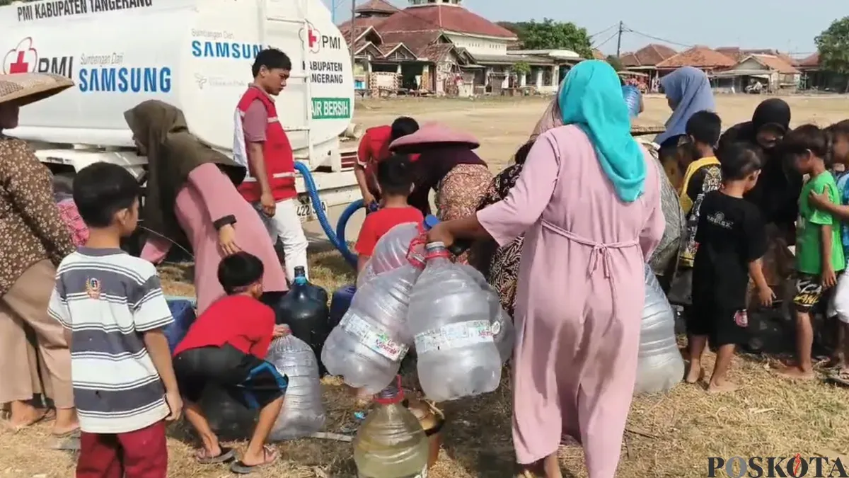 Warga Desa Kosambi Dalam, Kecamatan Mekar Baru, Kabupaten Tangerang saat mengantre air bersih. (Sumber: Poskota/Veronica)