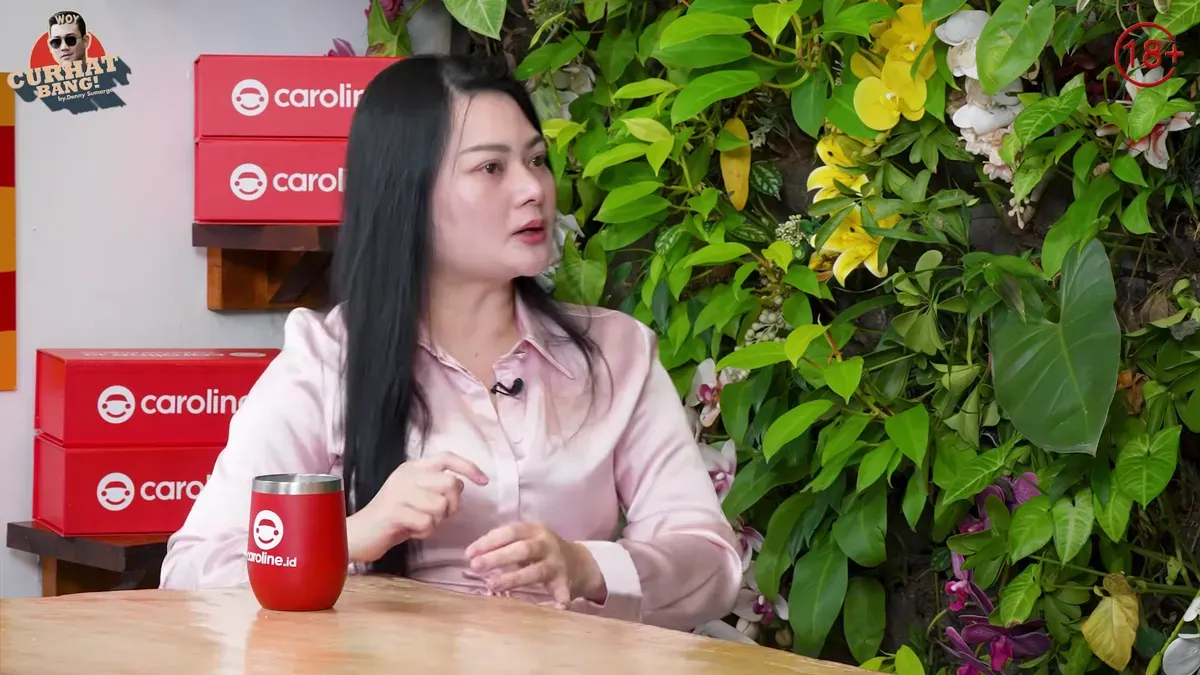 Lanny Mariska yang menjadi sorotan publik setelah mengungkap konflik rumah tangganya dengan sang suami, Rommy Dharma Satriawan (Sumber: YouTube/ CURHAT BANG Denny Sumargo)