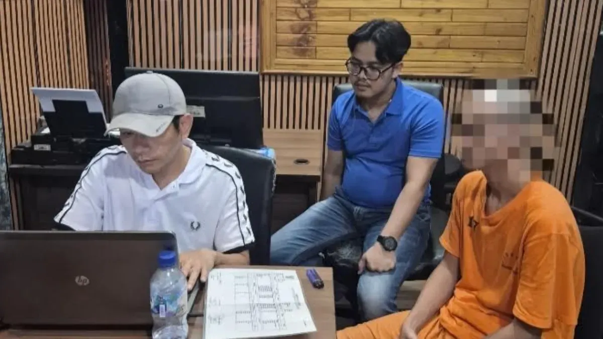 Tersangka pengedar narkoba saat menjalani pemeriksaan di ruang Unit 2 Satresnarkoba Polres Serang. (Sumber: Polres Serang)