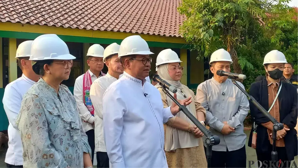 Gubernur Jakarta, Pramono Anung menyampaikan rencana renovasi sekolah rusak di SDN Kebayoran Lama Selatan 09, Jumat, 24 Juli 2026. (Sumber: Poskota/Ali Mansur)