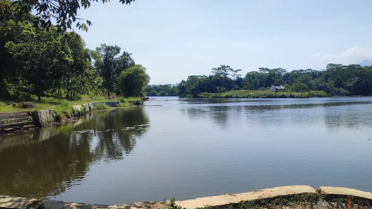 Situ Cikedal di Desa Karyautama, Kecamatan Cikedal, Pandeglang, yang tengah dibangun oleh Pemprov Banten. (Sumber: Poskota/Samsul Fatoni)