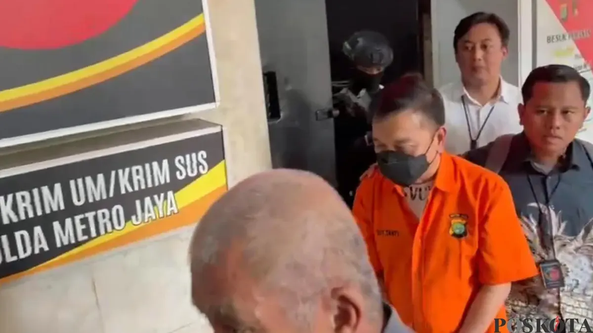 Tersangka kasus tindak pidana pencucian uang (TPPU), Don Ritto di Polda Metro Jaya sebelum diserahkan ke Kejaksaan Agung, pada Jumat, 17 Juli 2026. (Sumber: Poskota/ Ali Mansur)