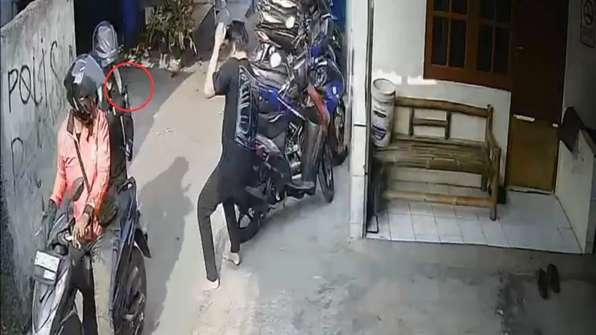 Pelaku curanmor menodongkan senpi ke arah warga di Jalan H. Kimun RT 02/RW 01, Kelurahan Sukatani, Kecamatan Tapos, Kota Depok, Sabtu, 25 Juli 2026. (Sumber: Dok. Istimewa)