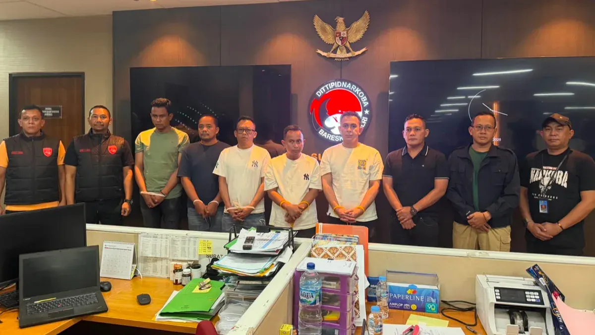 Bareskrim Polri menyerahkan enam personel Polres Tangerang Selatan yang diduga terlibat penyalahgunaan narkotika jenis etomidate kepada Subdirektorat Paminal Bidang Propam Polda Metro Jaya. (Sumber: Mabes Polri)