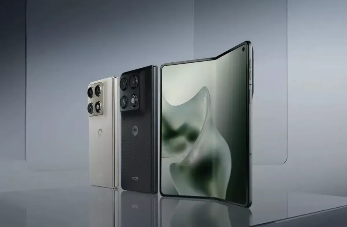 Motorola Razr Fold hadir dengan desain lipat premium, layar luas, baterai 6.000 mAh, serta performa Snapdragon 8 Gen 5 yang menjadikannya salah satu smartphone foldable terbaik tahun 2026. (Sumber: Motorola)