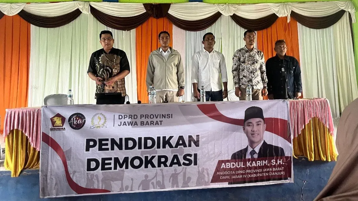 Anggota DPRD Jabar, Abdul Karim dalam kegiatan Pendidikan Demokrasi di SMK Negeri PGRI, Jalan Gatotmangkupraja, Desa Nagrak, Kecamatan Cianjur, Kabupaten Cianjur, Sabtu, 25 Juli 2026. (Sumber: Dok. Istimewa)