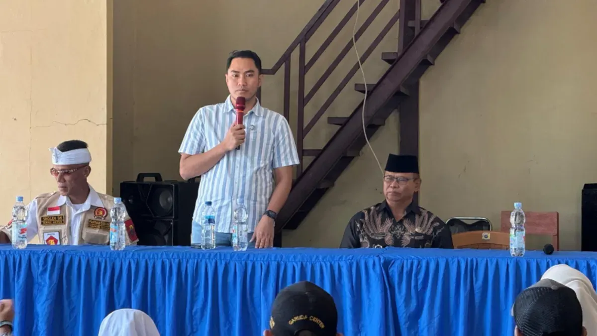 Anggota DPRD Jawa Barat, Abdul Karim, saat kegiatan menyerap aspirasi dari tokoh-tokoh masyarakat yang digelar di Aula Desa Ciherang, Kecamatan Karangtengah, Kabupaten Cianjur. (Sumber: Istimewa)