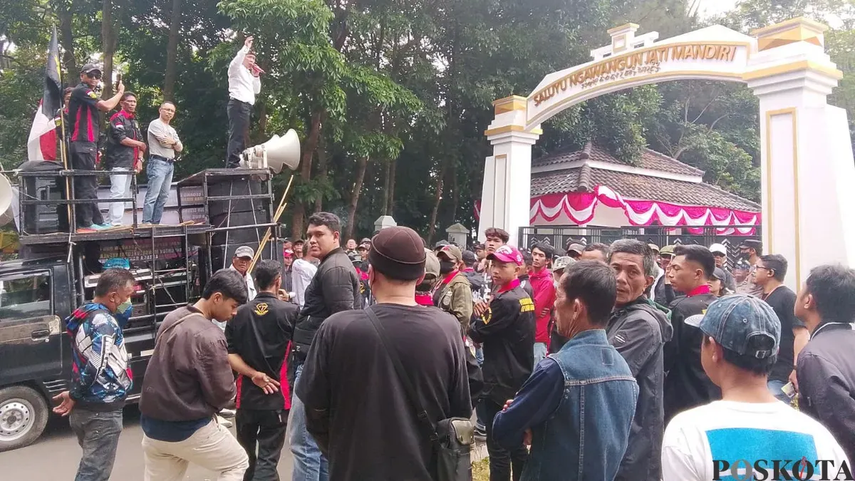 Forum Ormas-LSM se-Kota Cimahi mengepung kantor Wali Kota Cimahi di Jalan Demang Hardjakusumah, Kamis, 30 Juli 2026. (Sumber: Poskota/Gatot Poedji Utomo)