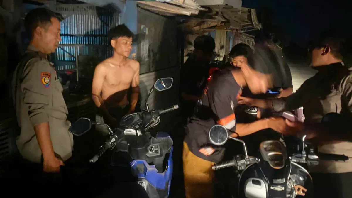 Petugas tengah melakukan pemeriksaan terhadap warga yang sedang nongkrong. (Sumber: Humas Polres Serang)