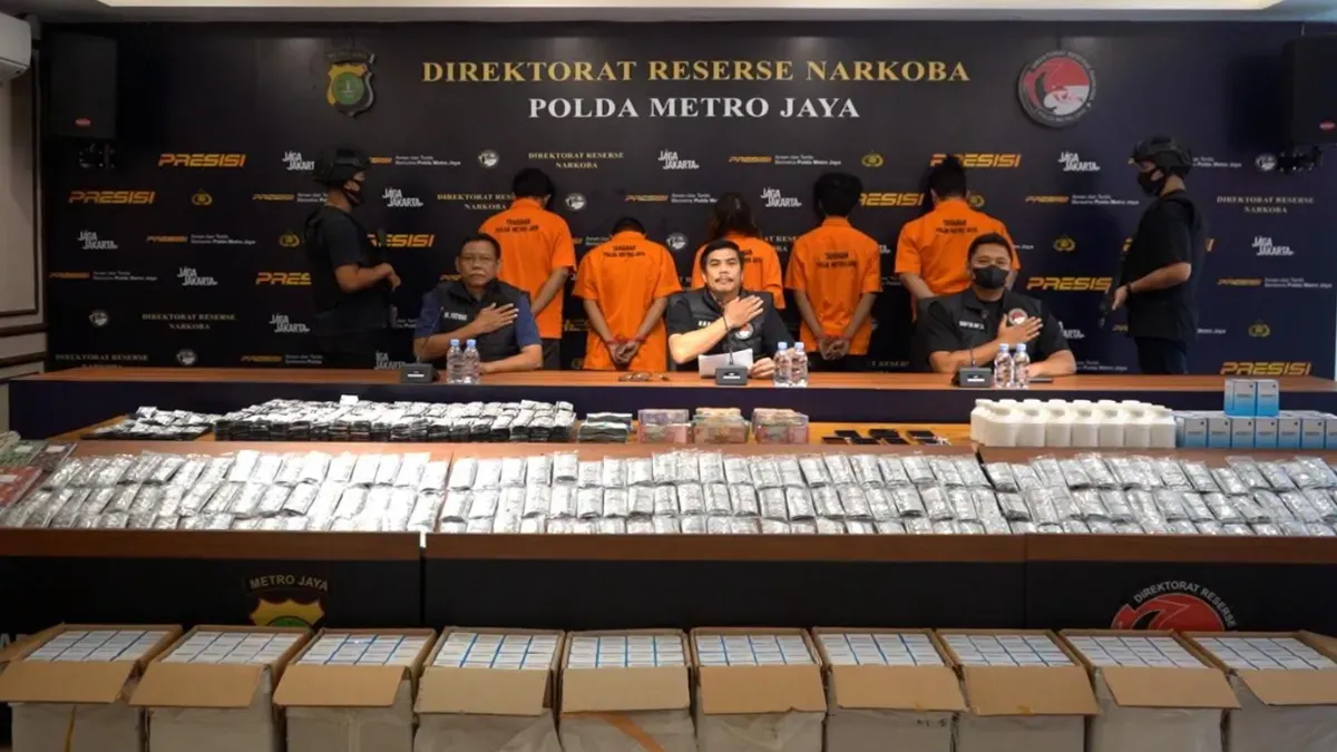 Direktorat Reserse Narkoba Polda Metro Jaya membongkar praktik peredaran ilegal obat keras daftar G yang diduga dikendalikan sebuah sindikat di kawasan Kebon Kacang, Tanah Abang, Jakarta Pusat. (Sumber: Polda Metro Jaya)