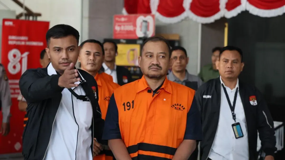 Bupati Pemalang Anom Widiyantoro mengenakan rompi tahanan Komisi Pemberantasan Korupsi (KPK) setelah terjaring dalam Operasi Tangkap Tangan (OTT). (Sumber: KPK)