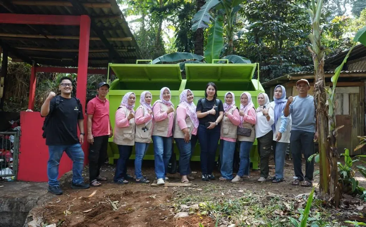 Deltalube Salurkan Bantuan Kontainer Sampah untuk Warga Bogor (Sumber: Deltalube | Foto: Deltalube)