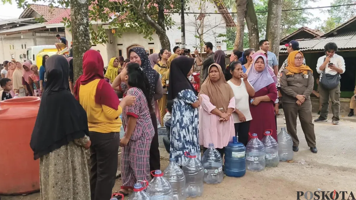 Warga Desa Margasari, Kecamatan Tigaraksa saat mengantre pembagian air bersih. (Sumber: Poskota/Veronica)