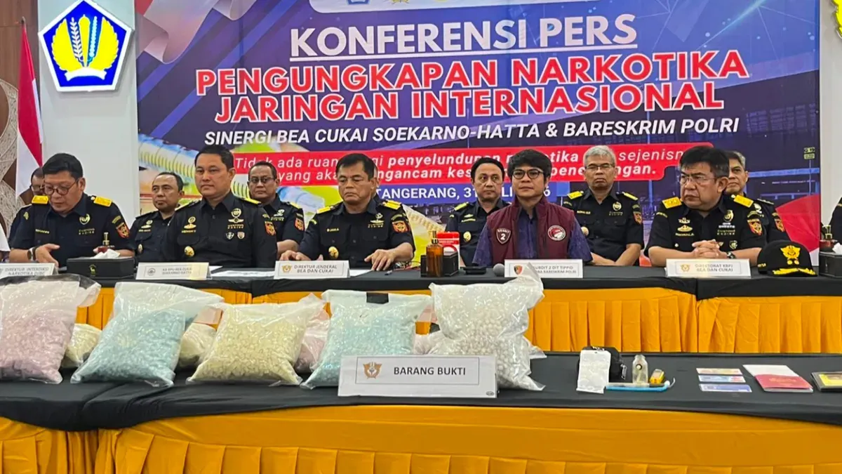 Direktorat Jenderal Bea dan Cukai bersama Bareskrim Polri menggelar konferensi pers terkait pilot maskapai asing warga negara Malaysia yang membawa narkoba, di Bandara Soekarno-Hatta, Tangerang, Jumat, 31 Juli 2026. (Sumber: Istimewa)