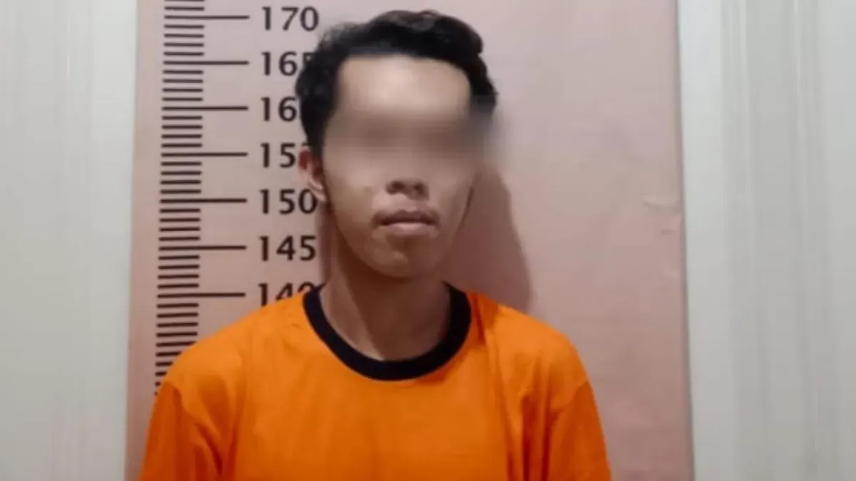 Potret pelaku berinisial BJ saat diamankan di Polsek Karawaci. (Sumber: Istimewa)