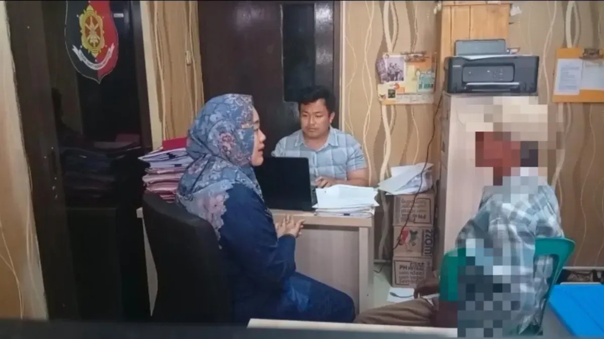 Tersangka NA (kanan) saat menjalani pemeriksaan di ruang Unit PPA Satreskrim Polres Serang. (Sumber: Satreskrim Polres Serang)