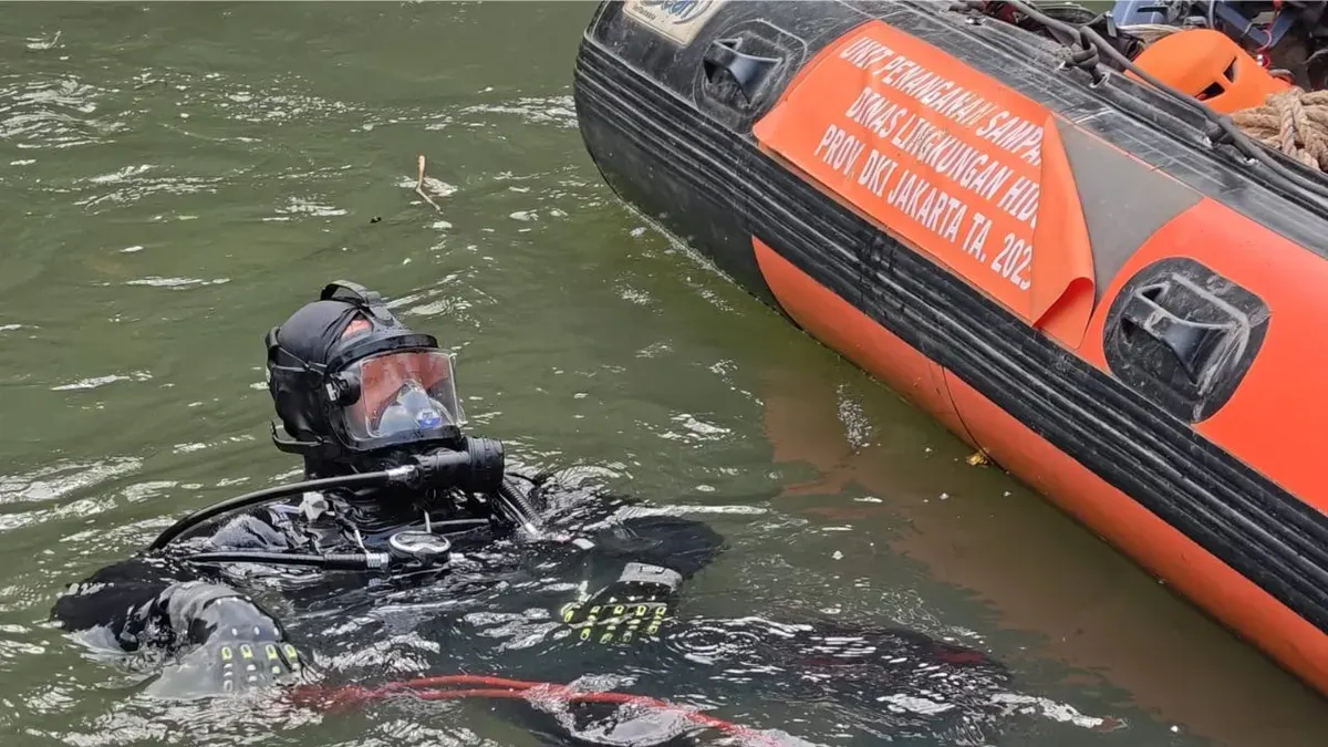 Proses pencarian korban tenggelam di Sungai Ciliwung, Lenteng Agung, Kecamatan Jagakarsa, Jakarta Selatan, Jumat, 31 Juli 2026. (Sumber: Dok. Basarnas)