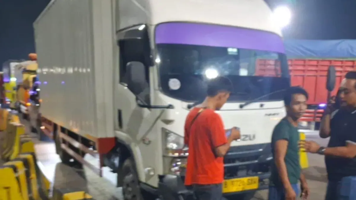 Petugas KSKP Pelabuhan Merak saat mengamankan sopir serta kendaraan truk box. (Sumber: KSKP Pelabuhan Merak)