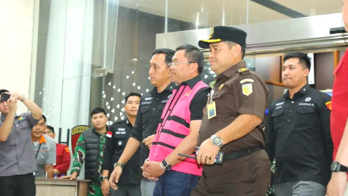 Mantan Wakil Kepala Badan Gizi Nasional (BGN), Sony Sonjaya digelandang ke mobil tahanan setelah menjalani pemeriksaan terkait korupsi tata kelola Program Makan Bergizi Gratis (MBG). (Sumber: Dok Kejagung)