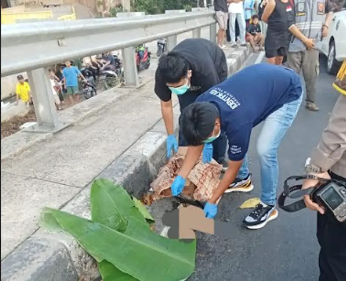 Petugas Petugas Polsek Beji melakukam olah TKP temuan jasad diduga bayi di flyover Jalan Tanah Baru, Beji, Kota Depok, Jumat (5/6/2026). Namun beIakangan diketahui bangkai kucing. (Sumber: Poskota | Foto: Angga PahIevi)