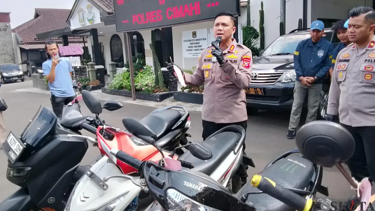 Kapolres Cimahi AKBP Niko Nurullah Adi Putra, berikan penjelasan kepada awak media terkait ungkap kasus Curanmor di Mako Polres Cimahi, Jalan Amir Machmud, Sabtu 6 Juni 2026. (Sumber: Poskota/Gatot Poedji Utomo)