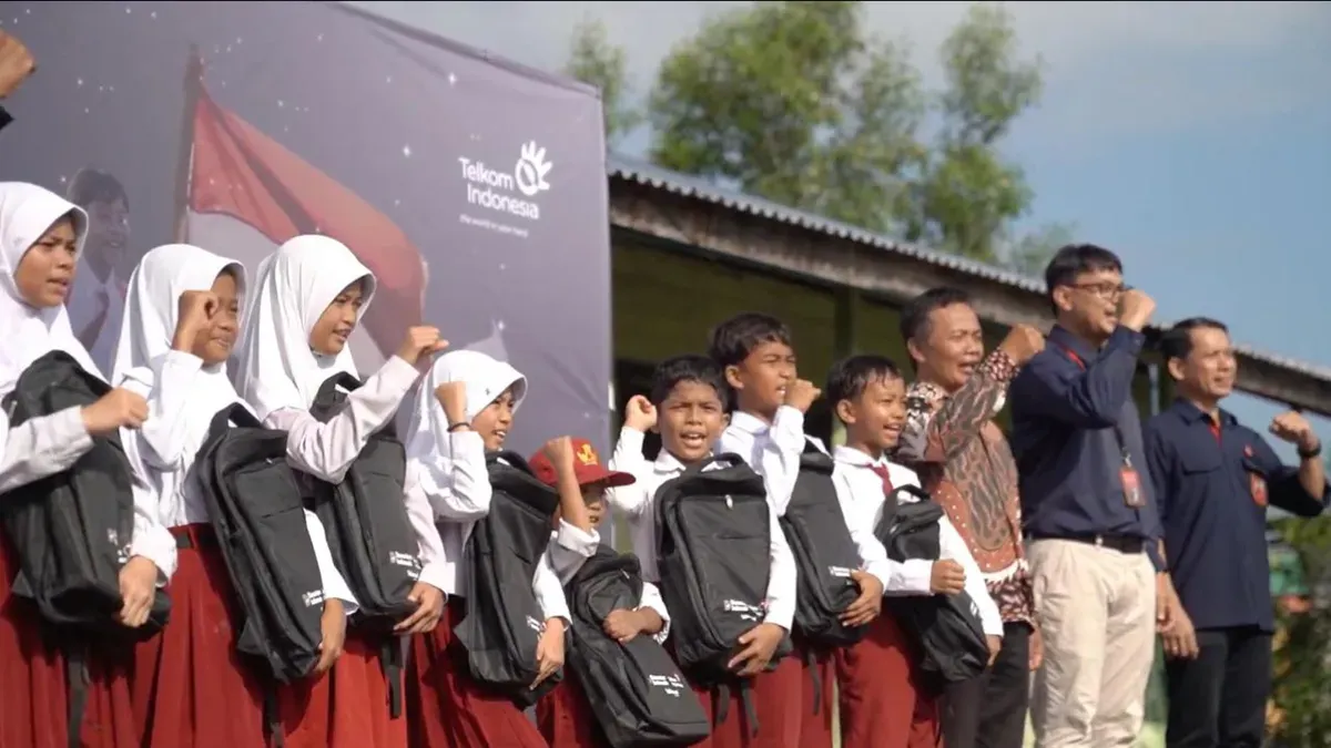 TelkomGroup menyalurkan sebanyak 2.500 paket perlengkapan sekolah kepada para siswa di wilayah Kalimantan Utara. (Sumber: Istimewa)