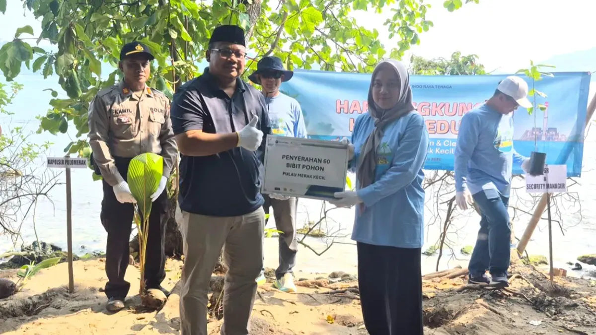 Direktur Keuangan PT Indonesia Power Renewables, Laila Haerani secara simbolis menyerahkan bibit pohon kepada Camat Pulo Merak Hoero Sanjaya. (Sumber: Indonesia Power Renewable)