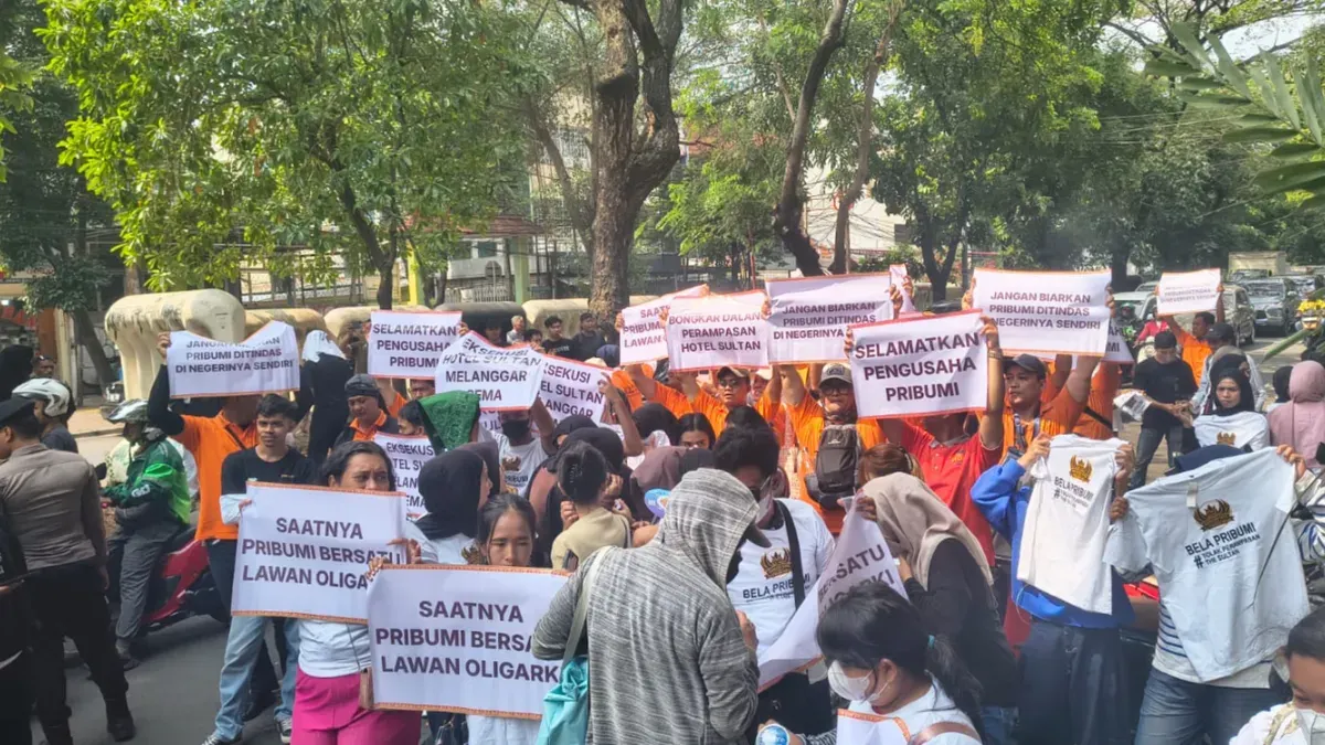Koalisi Sipil Pembela Pengusaha Pribumi menggelar aksi unjuk rasa bertajuk “Pribumi Bersatu, Tolak Eksekusi Hotel Sultan” di depan Pengadilan Negeri Jakarta Pusat, Jalan Bungur Besar Raya, Senin, 15 Juni 2026. (Sumber: Istimewa)