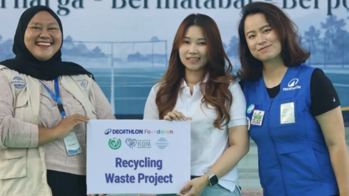 Aulia Project Leader Yayasan KDM (kiri), Fanny Perwakilan J&T Cargo (tengah) dan Ms. Kaixin Perwakilan Decathlon Foundation (kanan) di Jakarta. (Sumber: Istimewa)