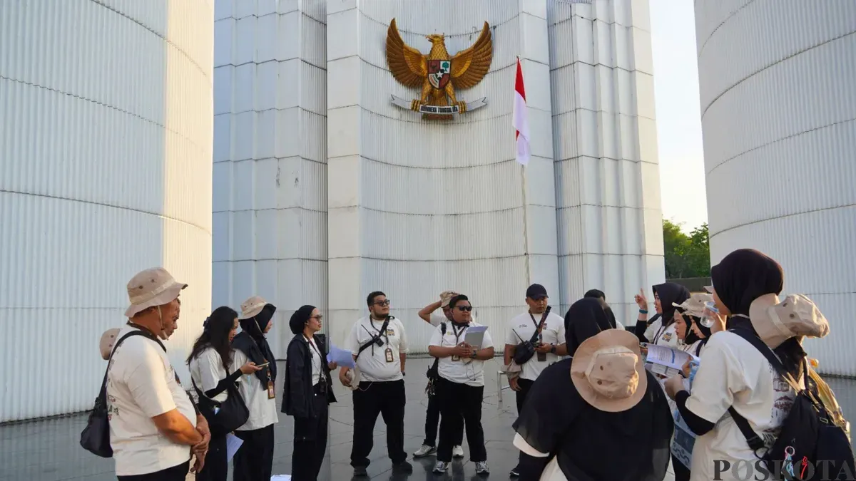 Peserta menyambangi Monumen Juang Rakyat Jawa Barat, Jalan Dipatiukur, Kota Bandung, Senin, 15 Juni 2026. (Sumber: Poskota/Gatot Poedji Utomo)