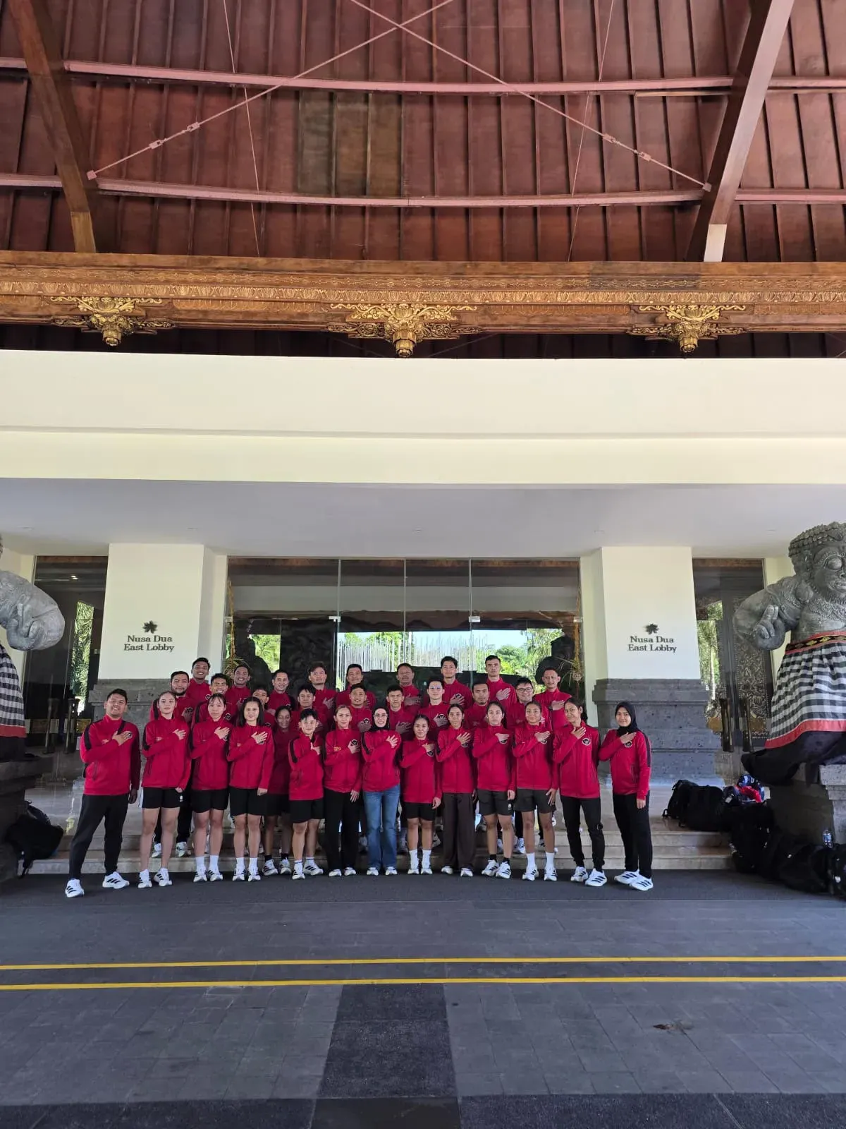 Manajer Tim Indonesia, Kombes Pol Fitria Mega (tengah) bersama para atlet Indonesia PB.Forki serta Atlet Karate Polri di Bali Nusa Dua Convention Center (BNDCC). (Sumber: Isimewa)
