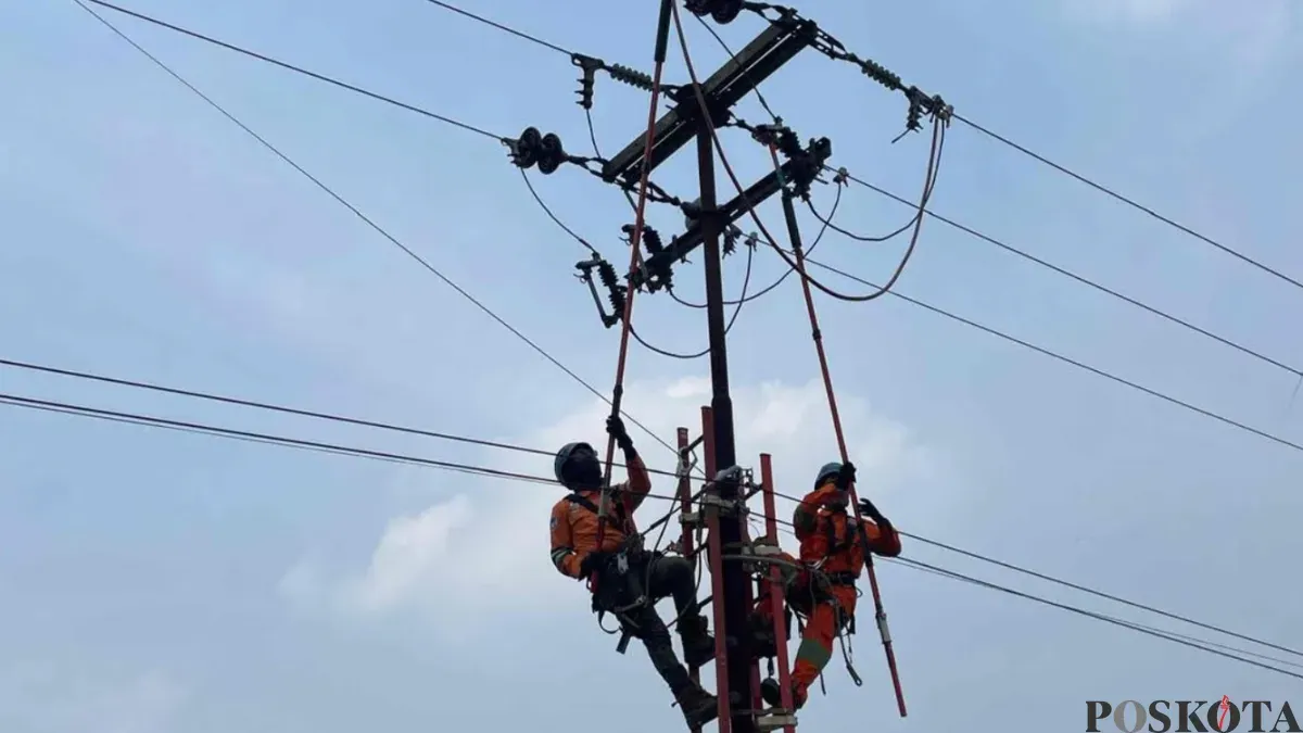 Petugas PLN UP3 Cimahi, melakukan perawatan pasokan listrik di sejumlah lokasi, di wilayah Cimahi dan KBB. (Sumber: Poskota/Gatot Poedji Utomo)