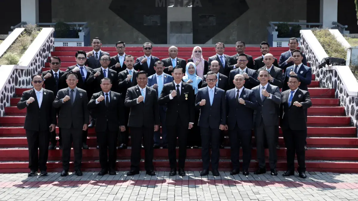 Potret Menko Bidang Infrastruktur dan Pembangunan Kewilayahan, Agus Harimurti Yudhoyono (Tengah) saat berada di Institut Pertahanan Dalam Negeri (IPDN), Jatinangor, Kamis, 18 Juni 2026. (Sumber: Istimewa)