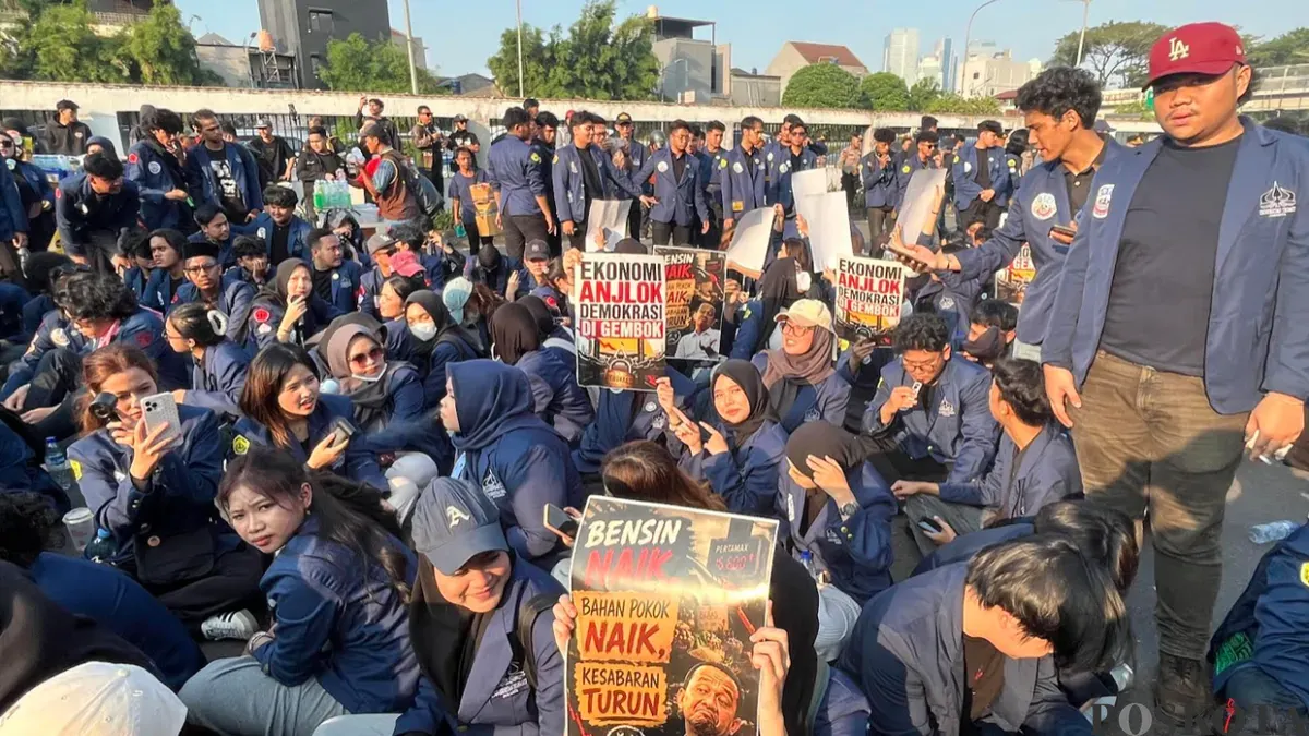 Mahasiswa dari sejumlah Universitas di Jakarta berunjuk rasa di depan Gedung DPR/MPR RI, Jakarta Pusat, untuk menyampaikan aspirasi terhadap situasi bangsa, Jumat, 19 Juni 2026. (Sumber: Poskota/ Pandi Ramedhan)