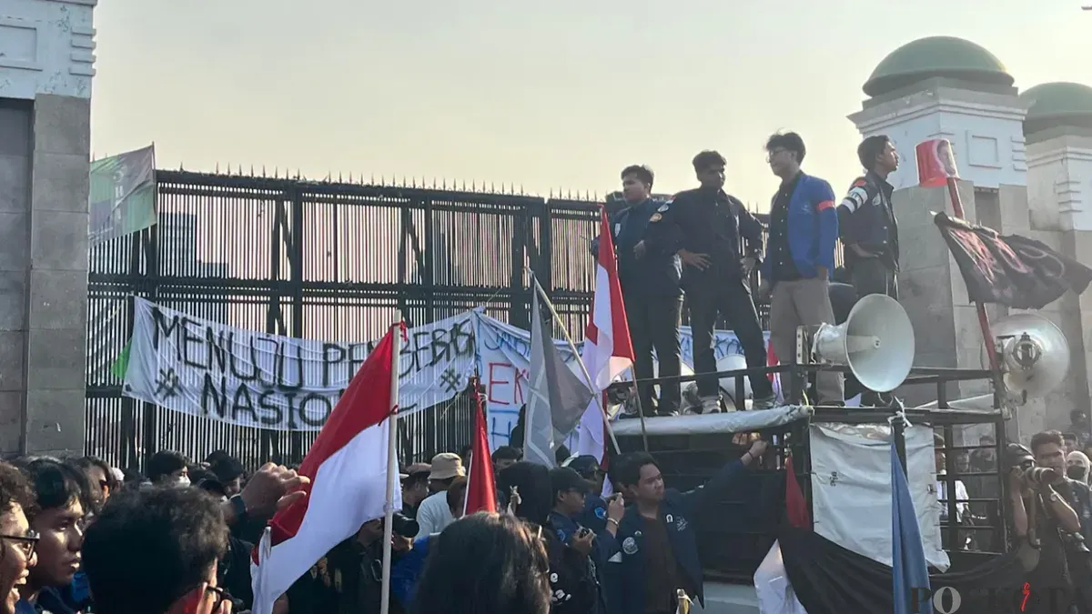 Mahasiswa dari sejumlah Universitas di Jakarta berunjuk rasa di depan Gedung DPR/MPR RI, Jakarta Pusat, untuk menyampaikan aspirasi terhadap situasi bangsa, Jumat, 19 Juni 2026. (Sumber: Poskota/Pandi Ramedhan)