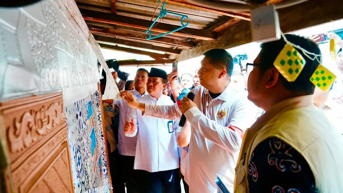 Menteri PKP, Maruarar Sirait mengunjungi calon penerima BSPS di Kecamatan Matraman, Jakarta Timur, Jumat, 19 Juni 2026. (Sumber: Dok. Kementerian PKP)