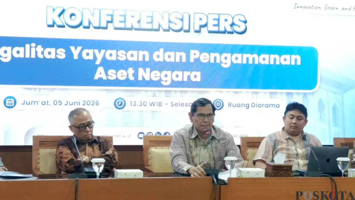 Wakil Rektor II UIN Jakarta Imam Subchi (tengah) saat memberikan keterangan pers terkait Legalitas Yayasan dan Pengamanan Aset Negara di Universitas Islam Negeri (UIN) Syarif Hidayatullah Jakarta. (Sumber: Poskota/ Ali Mansur)
